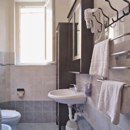 2 Passi Dal Mare 招待所 菲纳莱利古雷